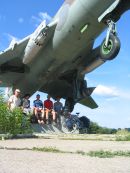 MIG-21 i ekipa miejscowych autostopowicz�w