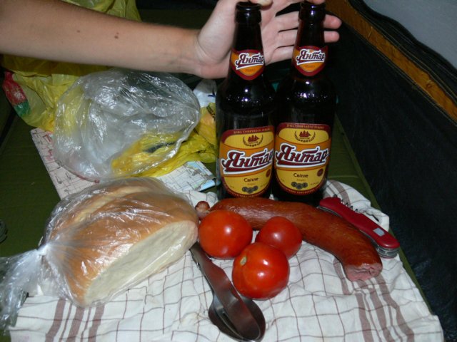 breadsasaugetomatoesandbeeramberforsupper.jpg